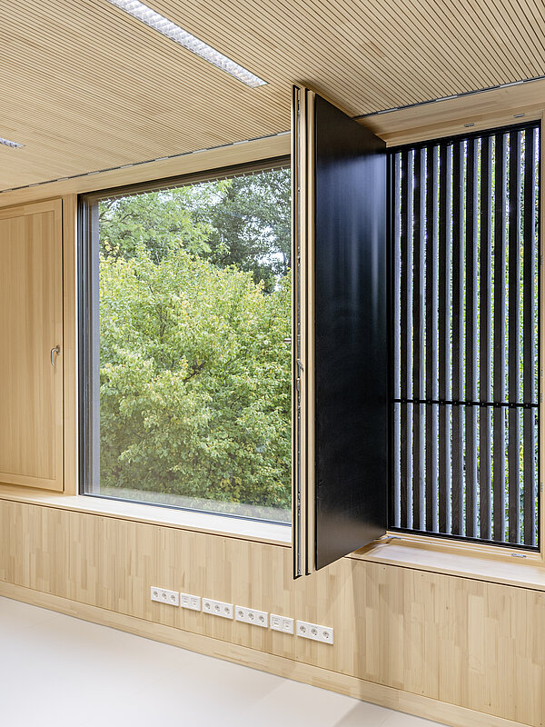 Fensterverkleidung aus Holz von innen der Uni Hohenheim