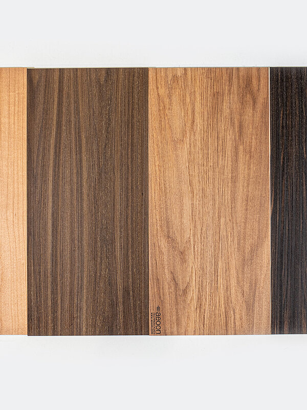 Holzmuster mit verschiedenen Oberflächen aus der Vogelperspektive fotografiert
